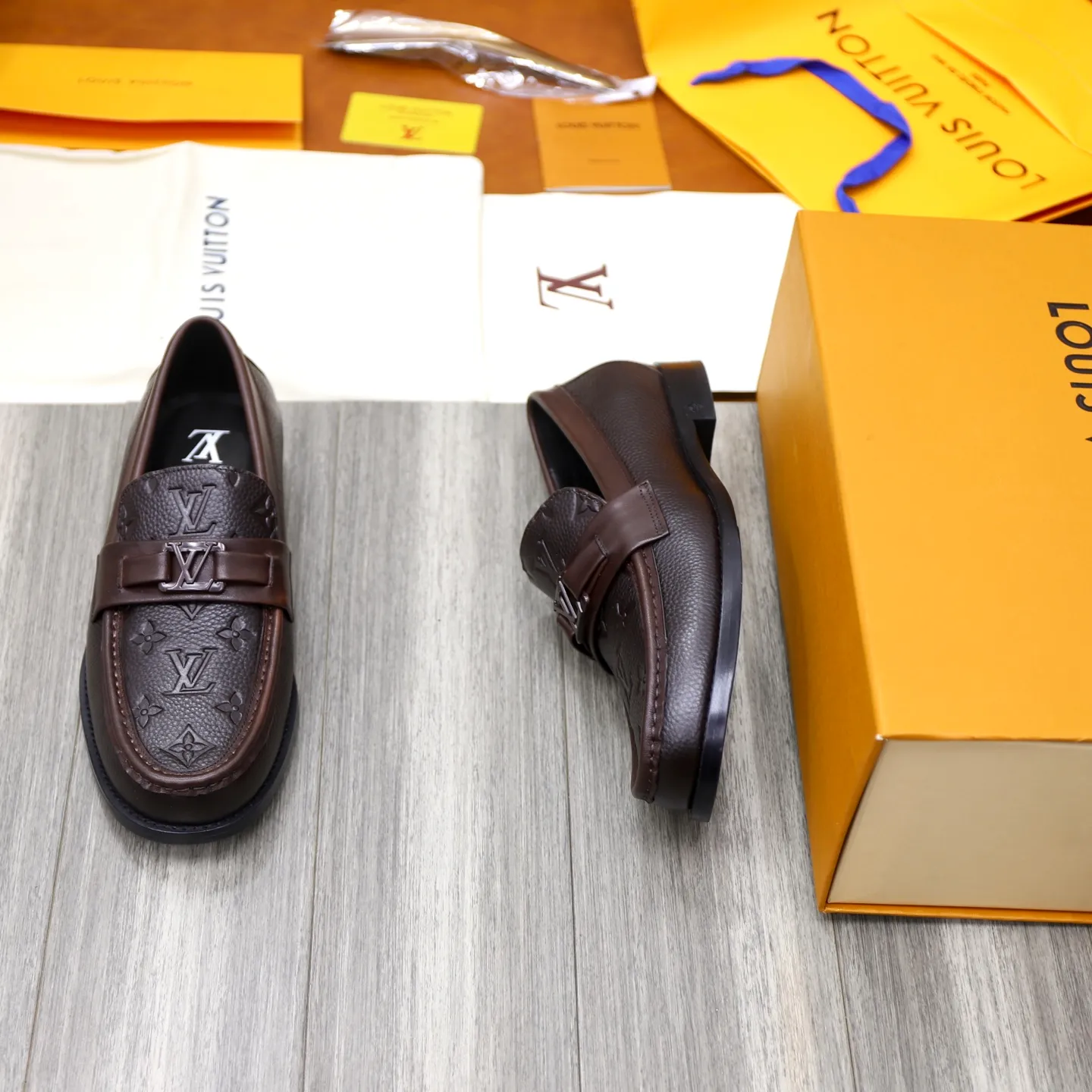 Men's Men's Shoes💰💰920LV Louis Vuitton Slip-on Loafers, top quality products from Guangzhou, ready for sale! This LV Glove loafer is made of selected soft cowhide, with a slightly wrinkled leather surface and a very high-end texture. Each pair is unique. The leather surface is light and soft, with a fine texture and good luster. It is a classic loafer style, with exquisite handmade mark stitching on the toe, and a square toe configuration to highlight the classic style. The horizontal band has hot-printed LV three-dimensional letters, semi-solid handcrafts and a genuine leather outsole, and a rubber patch on the heel to create wear-resistant performance and comfort. One of the must-have loafers for men! Comes with full original packaging! Code number: 38-39-40-41-42-43-44 (38, 45, 46 customized) standard leather shoe code